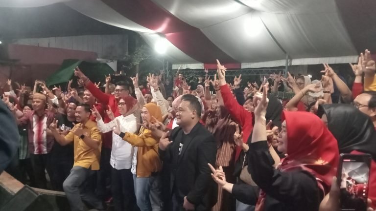 Pilwako Kotamobagu 2024, YSM dan BRANI, Optimis NK-STA Menang 2 NK-STA, Foto bersama masyarakat Mongkonai dan para politisi nasional asal BMR, saat menggelar kampanye dialogis di Pilwako Kotamobagu 2024